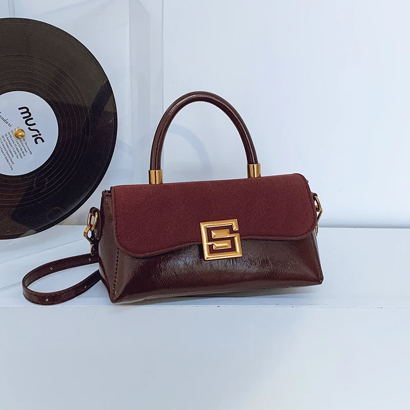 트렌디한 레터 로고가 있는 여성용 우아한 미니멀리스트 클래식 크로스바디 백, 패셔너블한 스타일과 실용적인 출퇴근용