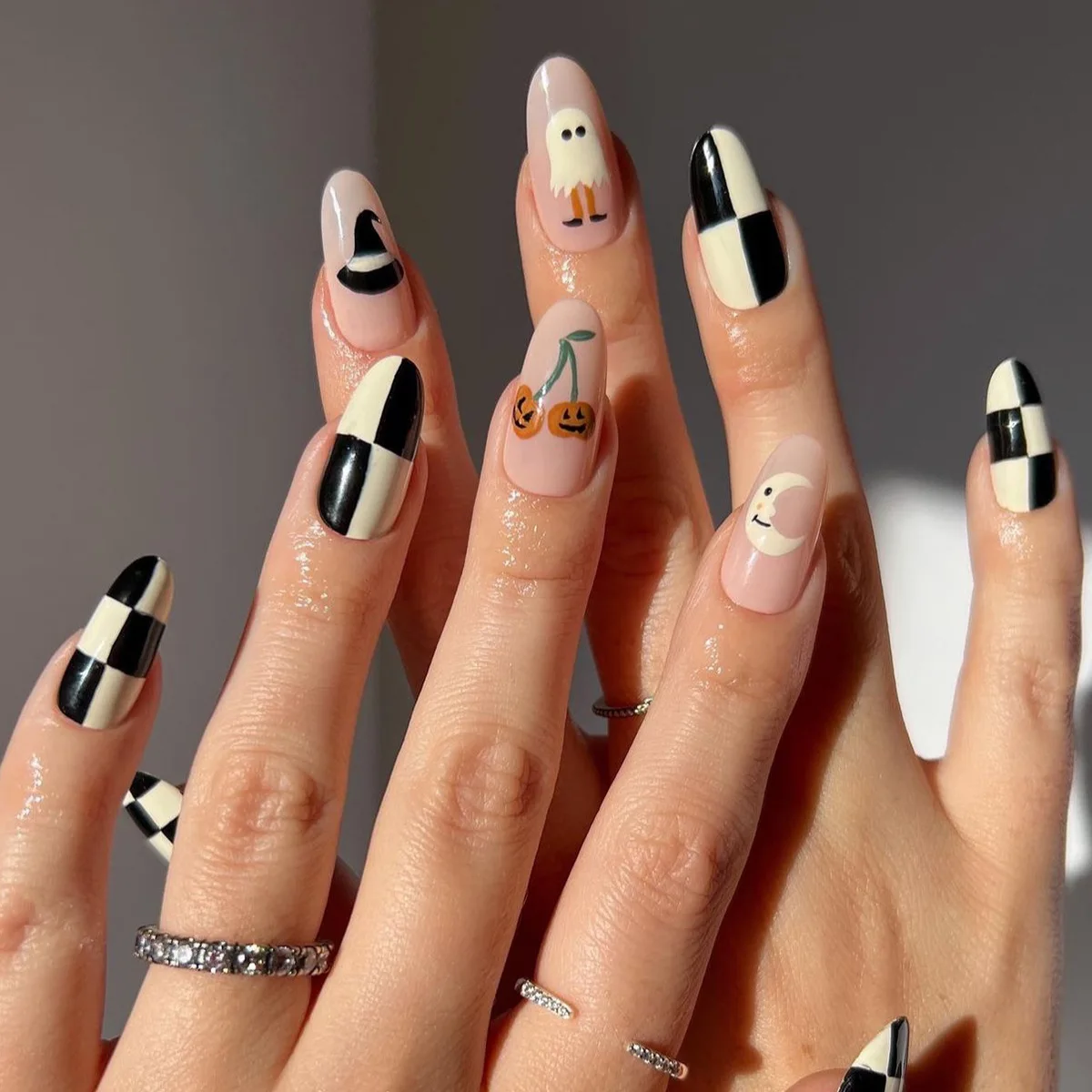 Black White Checkered Pattern Almond Shape Fake Nails Ghost Pumpkin Detachable Finished False Nails Press on Nails with Glue