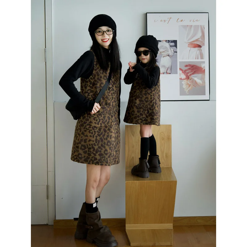 

Одинаковые комплекты для всей семьи, платье-жилет в корейском стиле для мамы и дочки, шерстяной жилет с леопардовым принтом для девочек, платье-жилет на флисовой подкладке