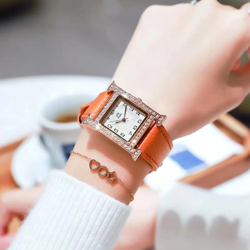 2025 ساعة نسائية جديدة موضة مربعة الذهب الوردي ساعة موضة جلدية ماركة ساعة نسائية كوارتز مقاومة للماء