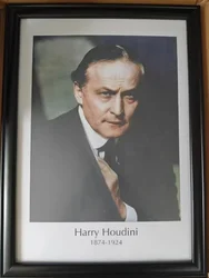 Phantom Of Harry Houdini By Adam Woog -Magic Tricks The Dini Portrait Presents The Audience'S Prophecy Phantom Portrait Illusion