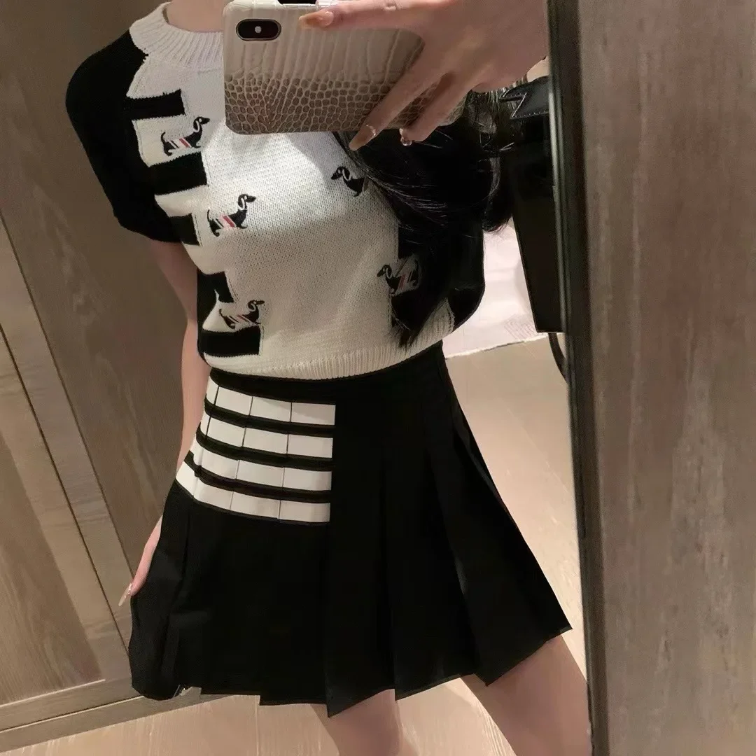 Academy style age reducing set with playful dog embroidery and color blocking short sleeved knitted T-shirt in Korean style