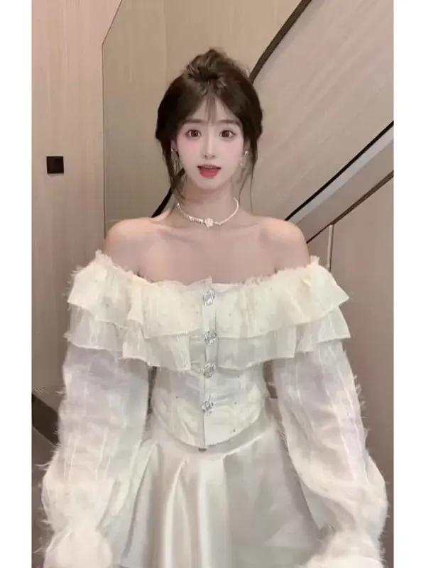 

Элегантный комплект из двух предметов в нежном стиле: красивый топ на одно плечо и юбка-миди для важных мероприятий, комфортный осенний вариант.