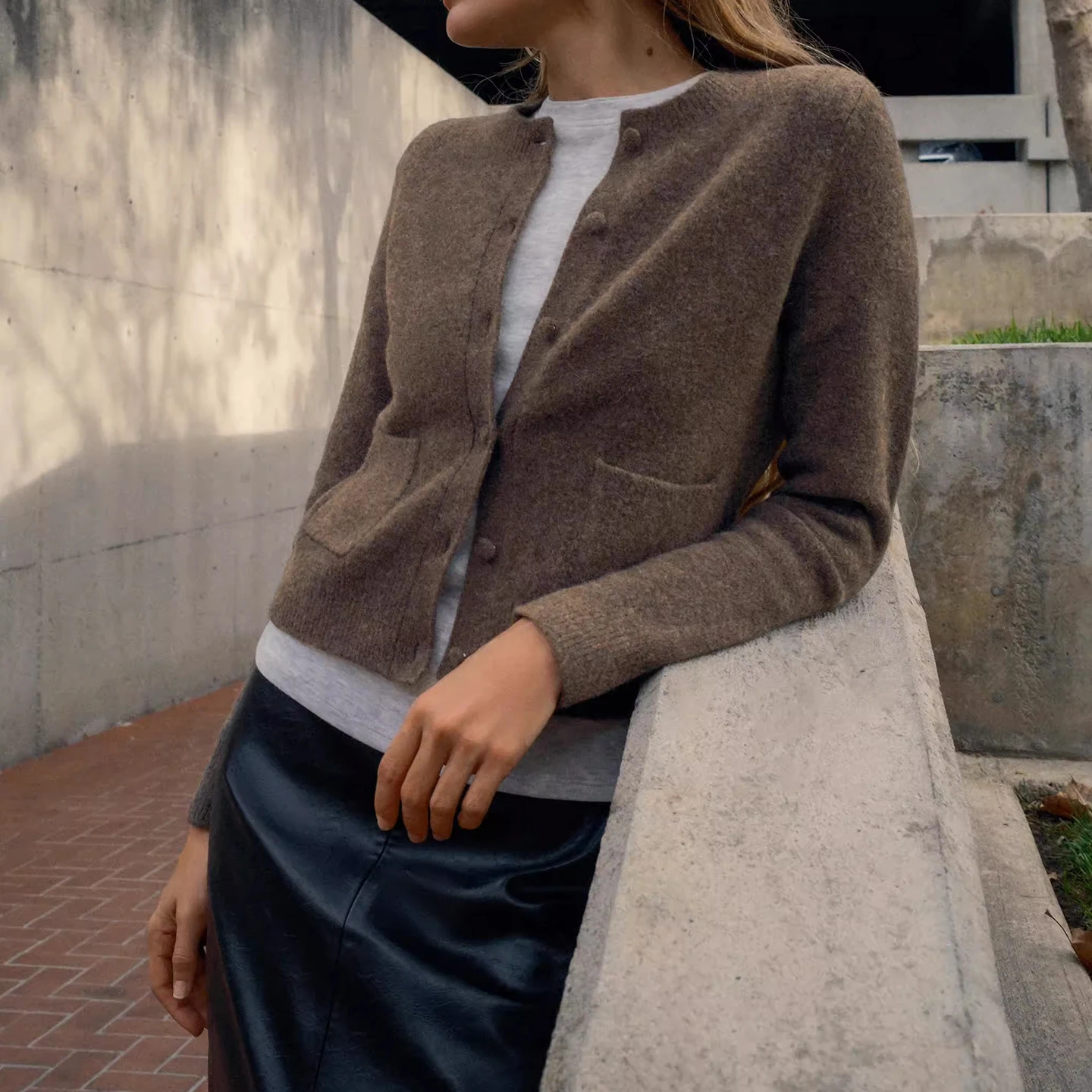 เสื้อคลุมไหมพรมถักยาวอเนกประสงค์ แต่งกระดุม สำหรับผู้หญิง ฤดูใบไม้ร่วง 2025 รุ่นใหม่ สไตล์แฟชั่นสำหรับสุภาพสตรี