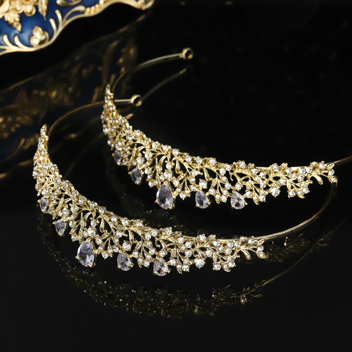 

2 шт., Золотая Корона принцессы Мори, модные ювелирные изделия для свадебной вечеринки, тиара для женщин, повязка для волос со стразами в стиле барокко, ювелирные аксессуары