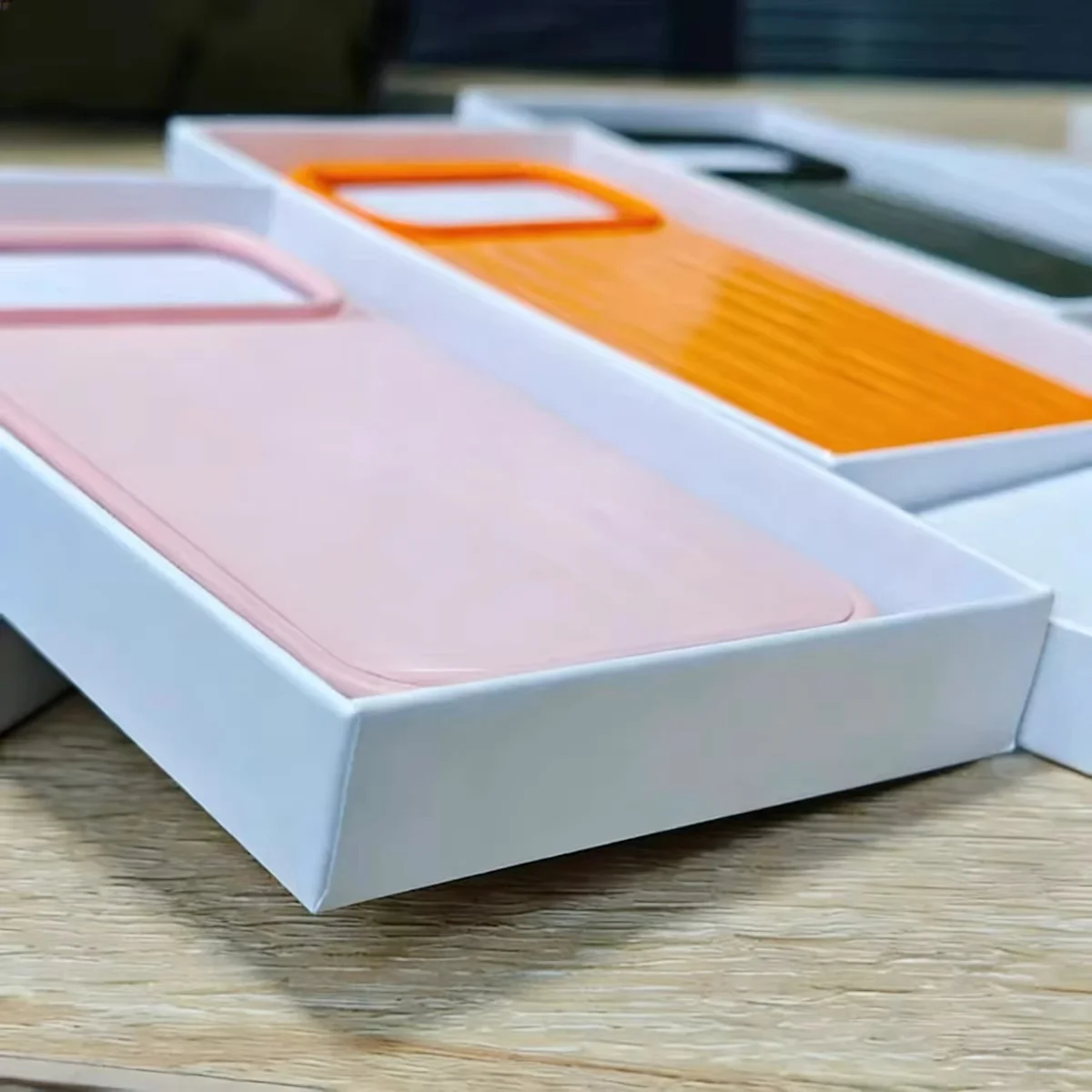 Aluminiowe etui na telefon ze stopu aluminium do iPhone 17 16 15 14 Pro Max, luksusowe etui z 3D falistymi paskami na tył, w stylu walizki biznesowej, z pudełkiem prezentowym. — zdjęcie produktu 5