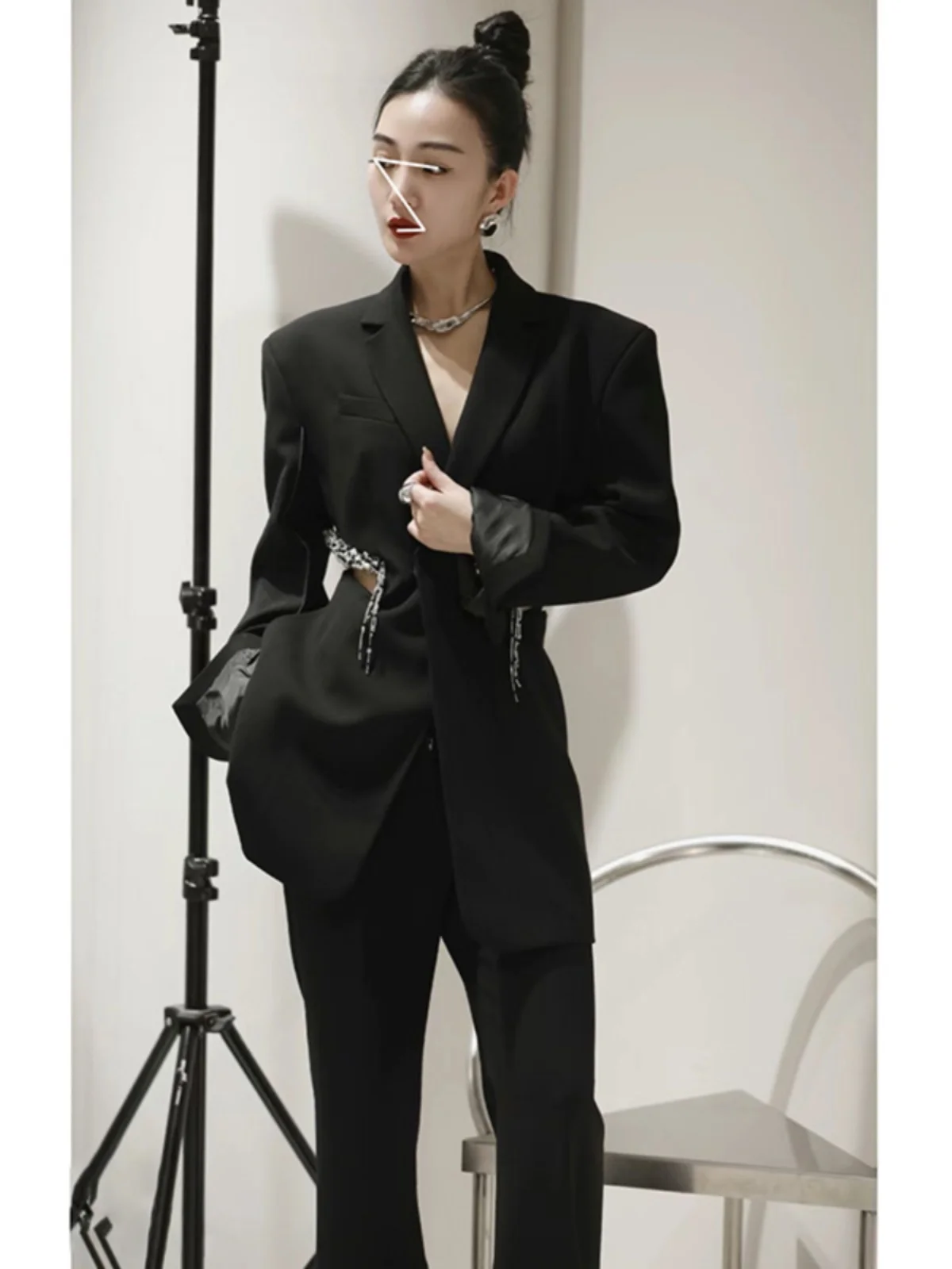 

Комплект: Жакет с высокой талией, украшенный стразами, и брюки прямого кроя. Модный, стройнящий весенний наряд для женщин.