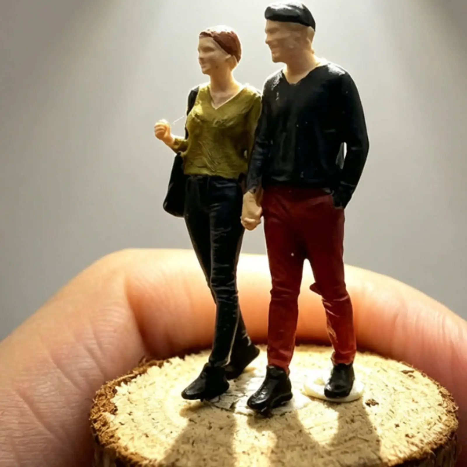 2 Pieces Miniature Couple Figure Gift Suggestion Resin Figurine Colorfast