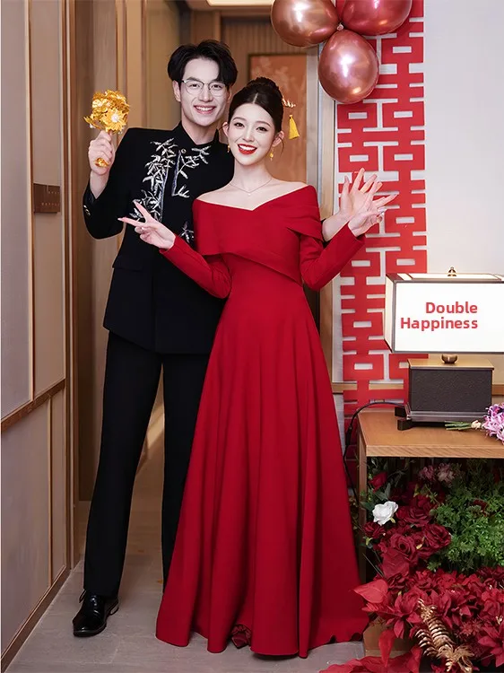 

Потрясающее красное вечернее платье на одно плечо, идеально подходящее для свадебных тостов и помолвок, идеально сшитое для высоких женщин.