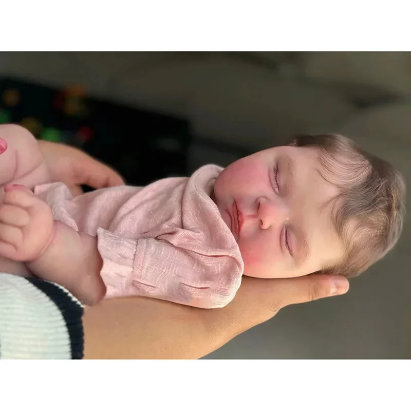 48cm Peaches Cute Reborn Baby Doll Sleeping Girl with Hand-Rooted Brown Hair Soft Siliconen Reborn Art Collection Doll