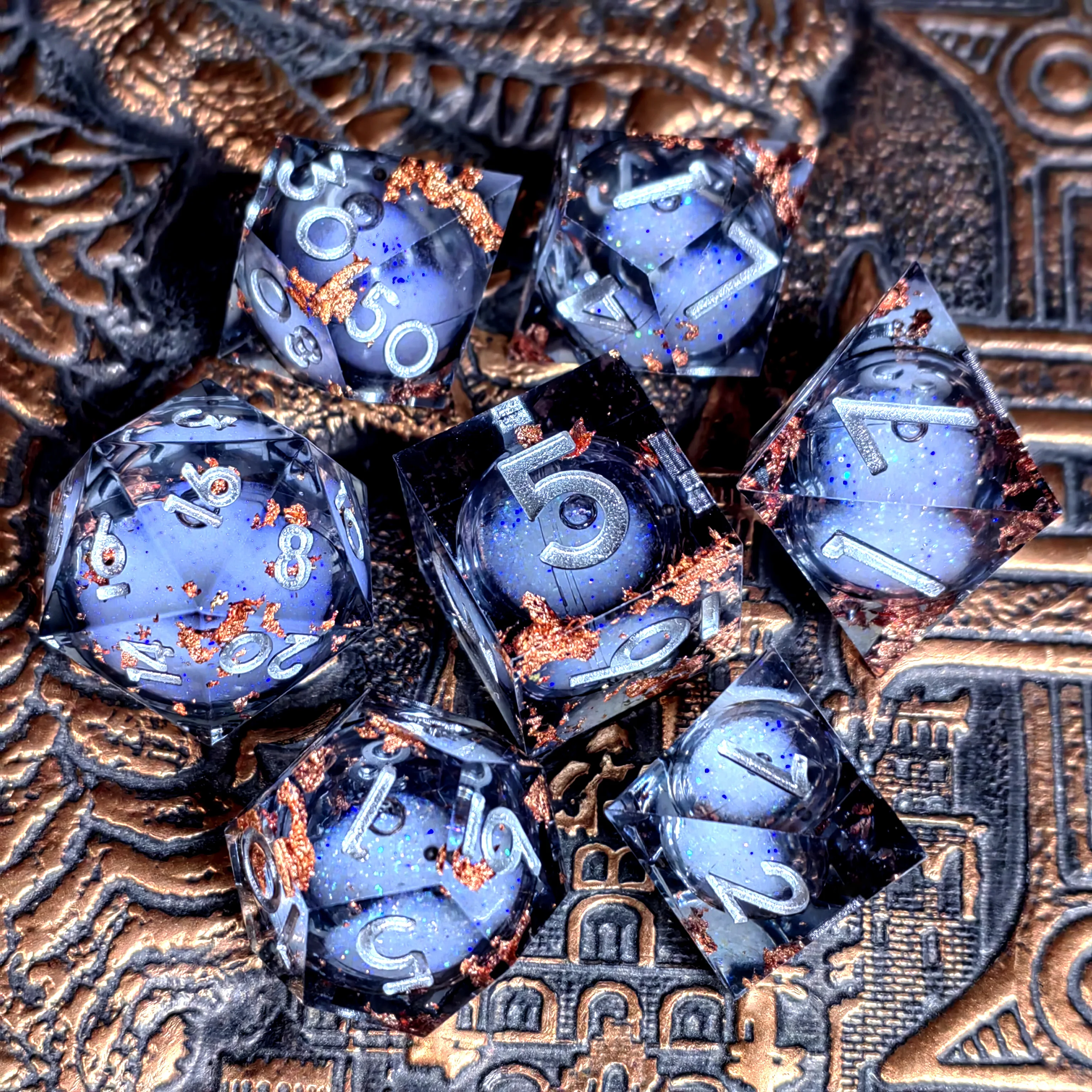 مجموعة نرد DnD - نرد راتينج مكون من 7 قطع مع رمل متدفق رمادي، وأرقام فضية شفافة لسطح الطاولة RPG وألعاب الطاولة