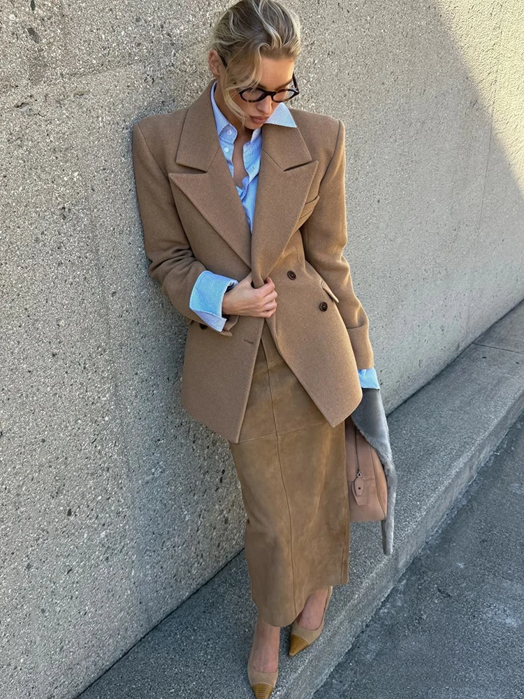 Elegante ed elegante blazer doppiopetto con spalle imbottite, una giacca da donna slim fit a vita alta realizzata in misto lana