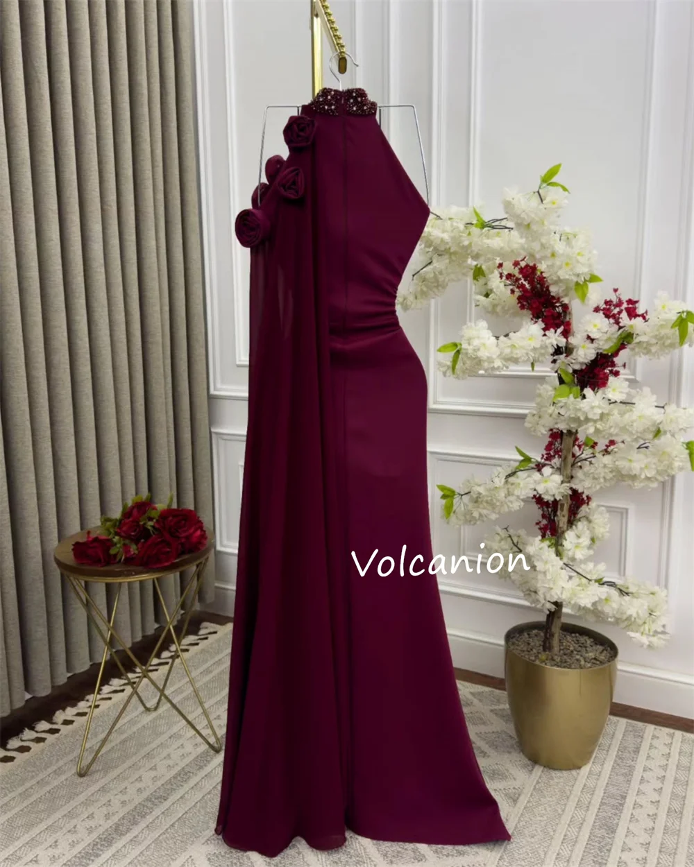 Maßgeschneiderte Abendkleider, Jersey-Applikation, Perlenstickerei, Etui-Neckholder, Midi-Kleider, maßgeschneiderter Anlass, klassisch, exquisit, hohe Qualität