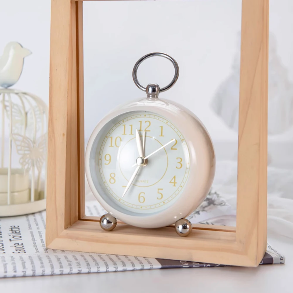 1pc Simple Metal Quartz Alarm Clock, Nightstand Luminous Mute Clock, Suitable for Home, Office Decoration