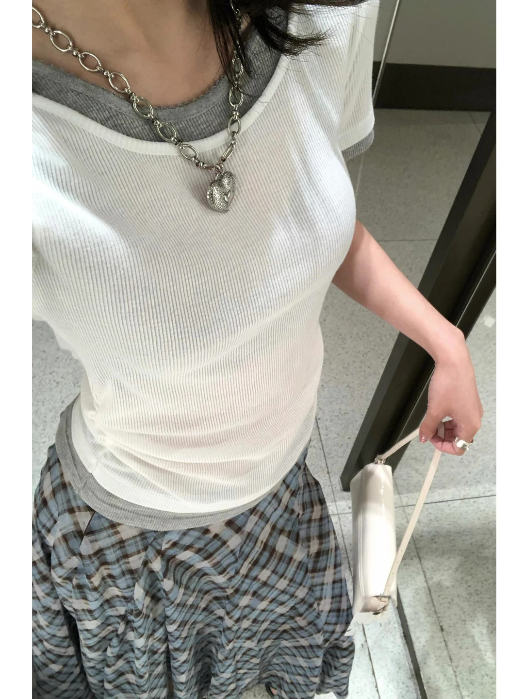 

Белая женская футболка с коротким рукавом, приталенная, модная летняя, имитация двухслойности, укороченная, в корейском стиле, для повседневной носки