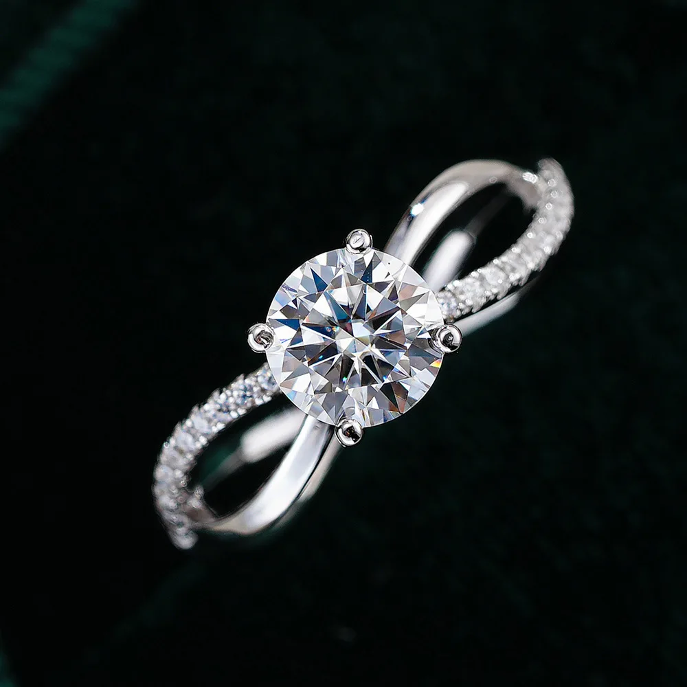 18K Gold Moissanite Ring with Fashionable Hollow Out Four Claw Classic Crown Proposal Platinum PT950 Diamond Jewelry