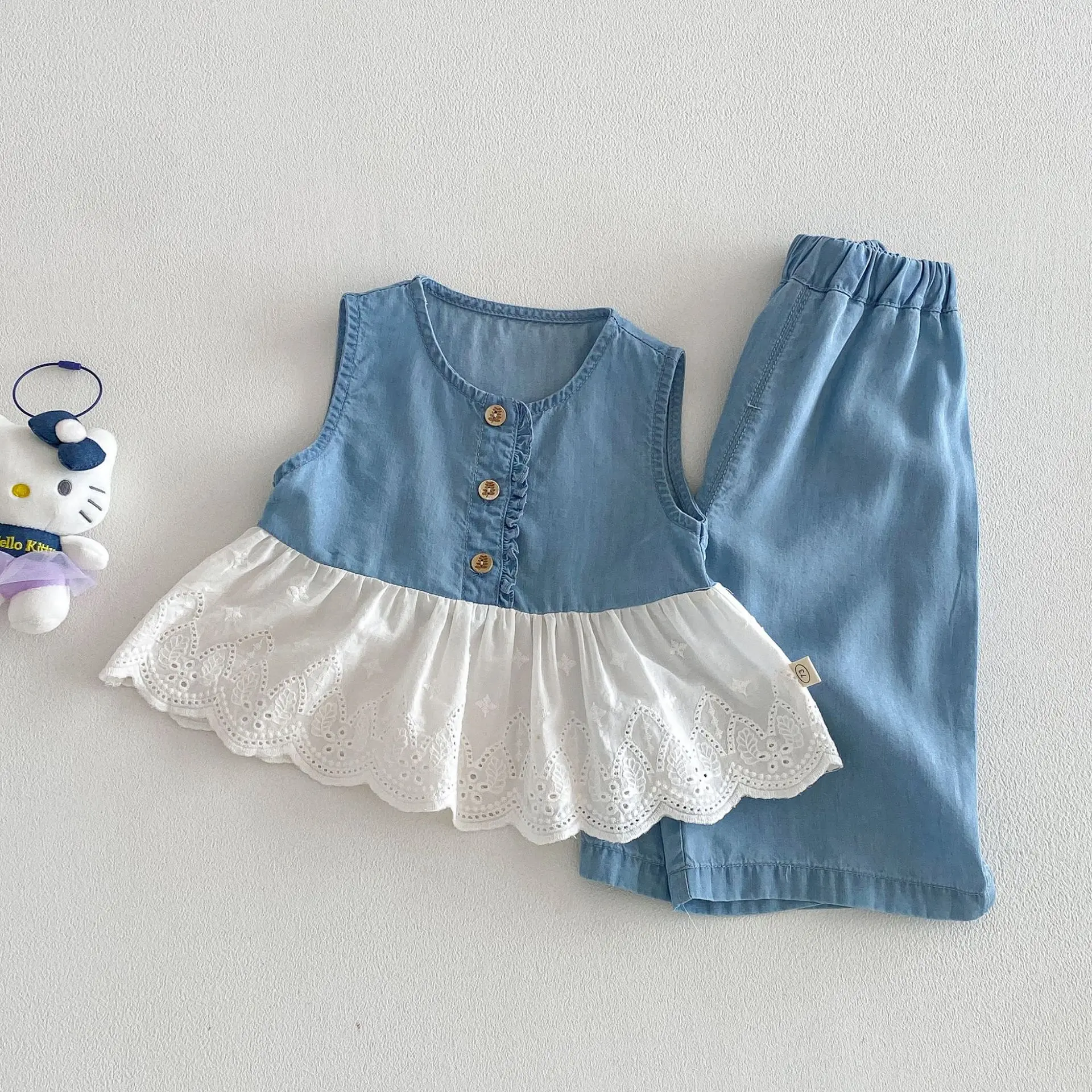 set-moda-bambina-2026-nuovo-completo-estivo-due-pezzi-maglietta-in-pizzo-stile-bambola-e-jeans-per-bambini