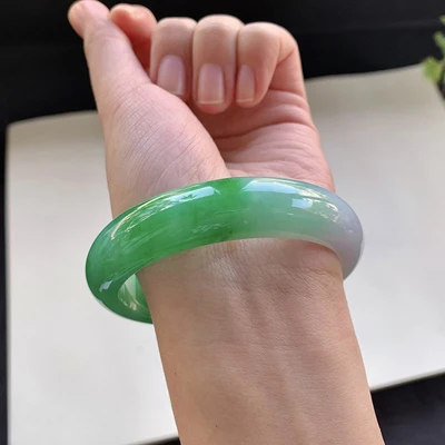 

Изысканный браслет из натурального бирманского нефрита 54 мм-62 мм