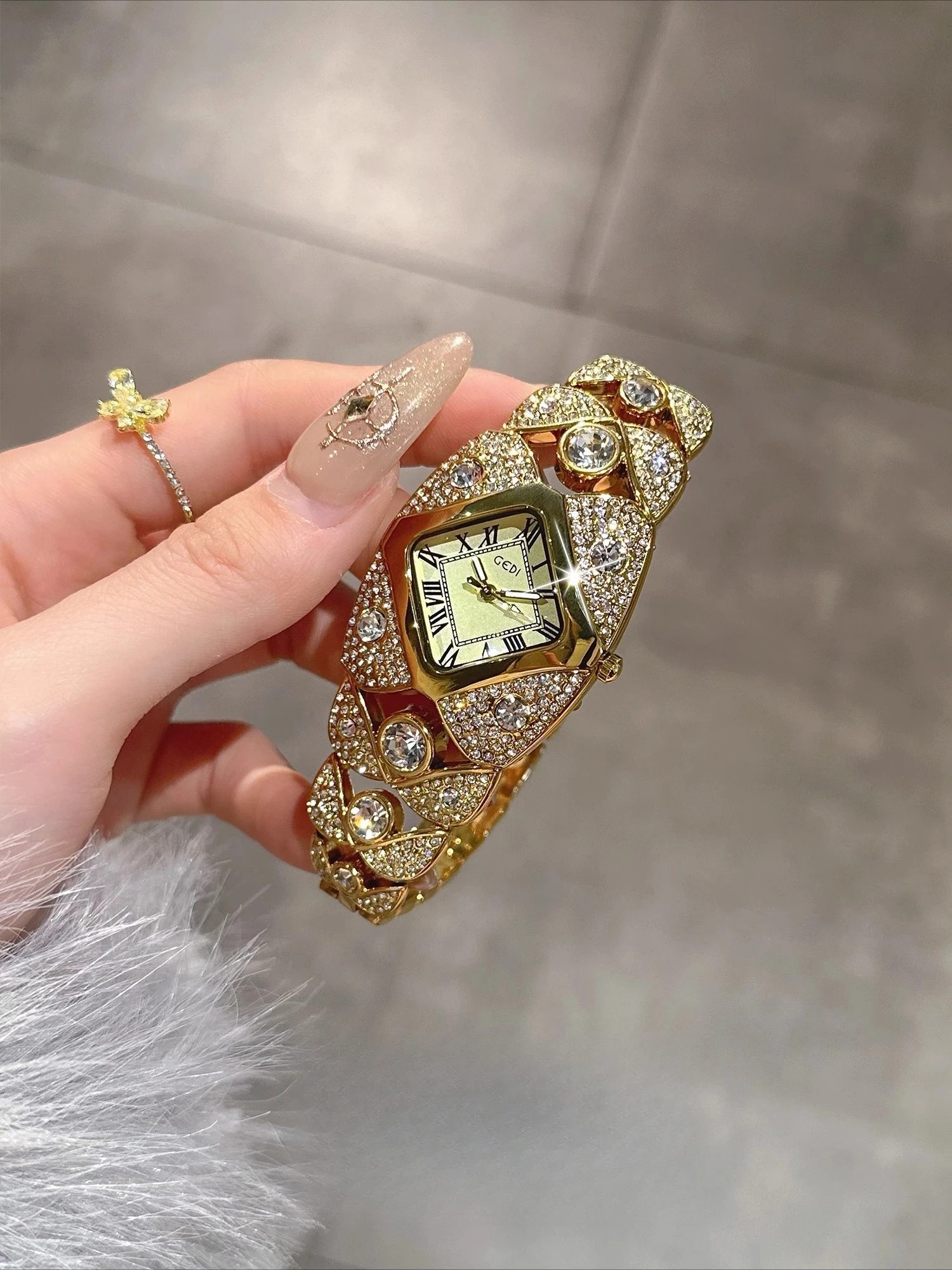 

Watch women,high value, full of diamonds and light luxury, niche fashion temperament bracelet type, women's watch 2025 new model