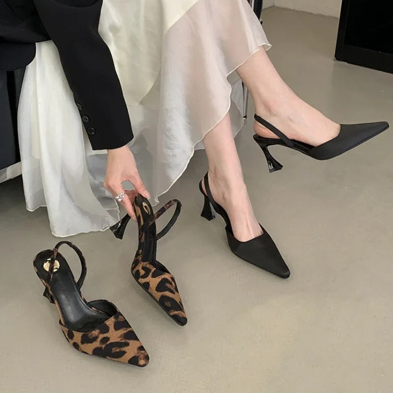 Sandales léopard pointues à talons hauts pour femmes, chaussures de bureau élégantes, chaussures de soirée à bride arrière, mode creuse, sexy, nouveau, 2025