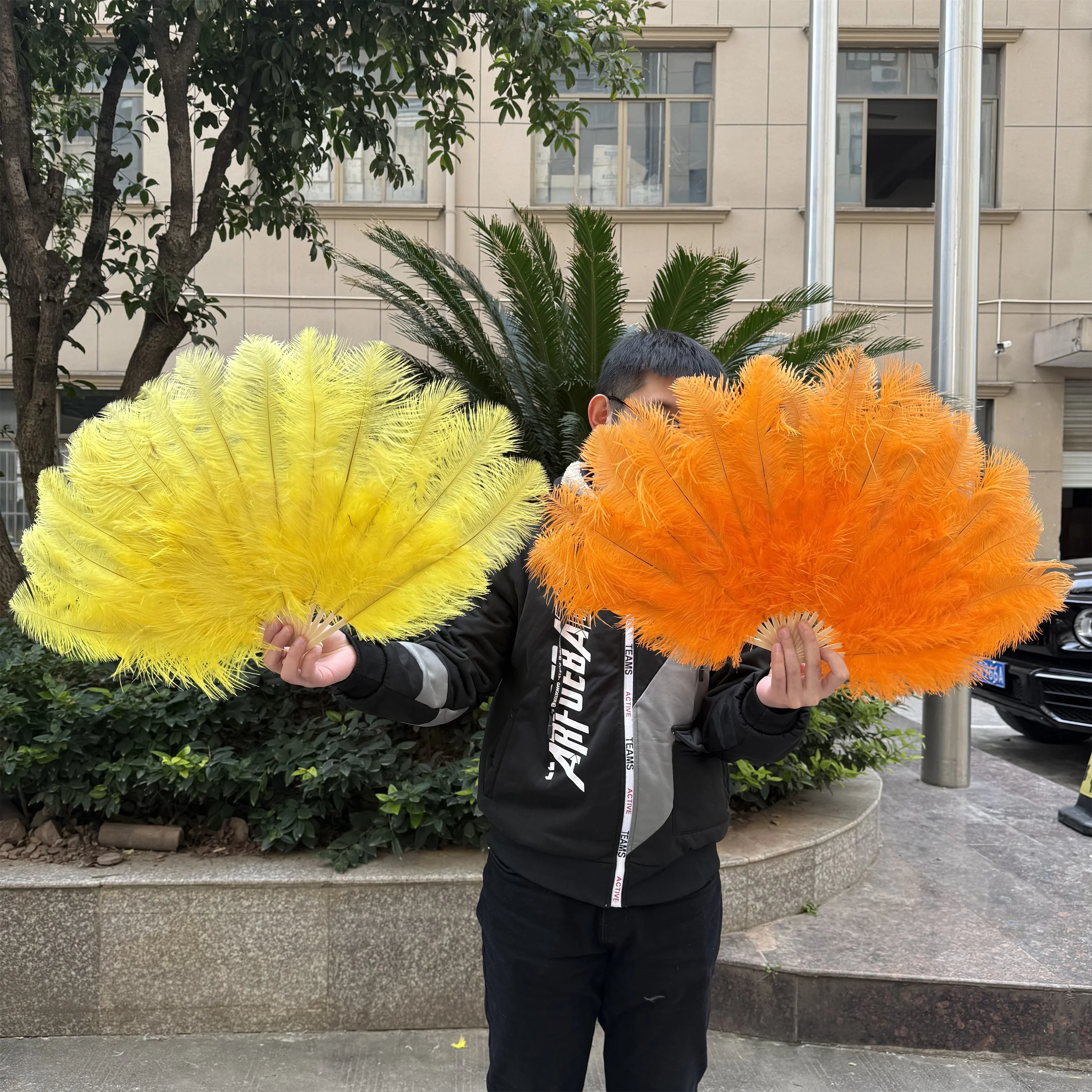 

70CM White Ostrich Feather Fan Fluffy 15Bone Handheld Folding Fan for Carnival Belly Dance Stage Performance & DIY Crafts