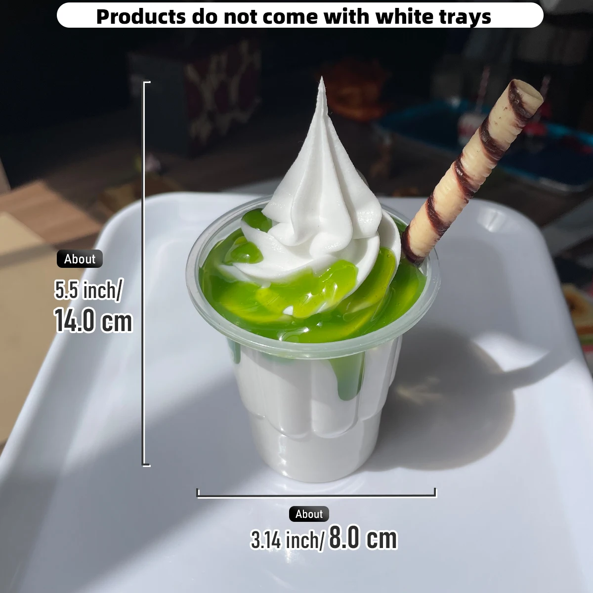Neues handgefertigtes Set aus künstlichen Eiscreme-Sundaes (Vanille, Schokolade, Erdbeere) als dekorative Fotorequisiten – Design für künstliche Milchshakes und Eiscreme – Detail 9