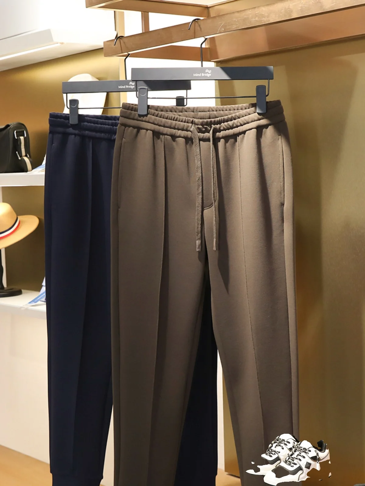 Setelan olahraga santai luar ruangan dua potong sweater dan celana panjang minimalis pria baru