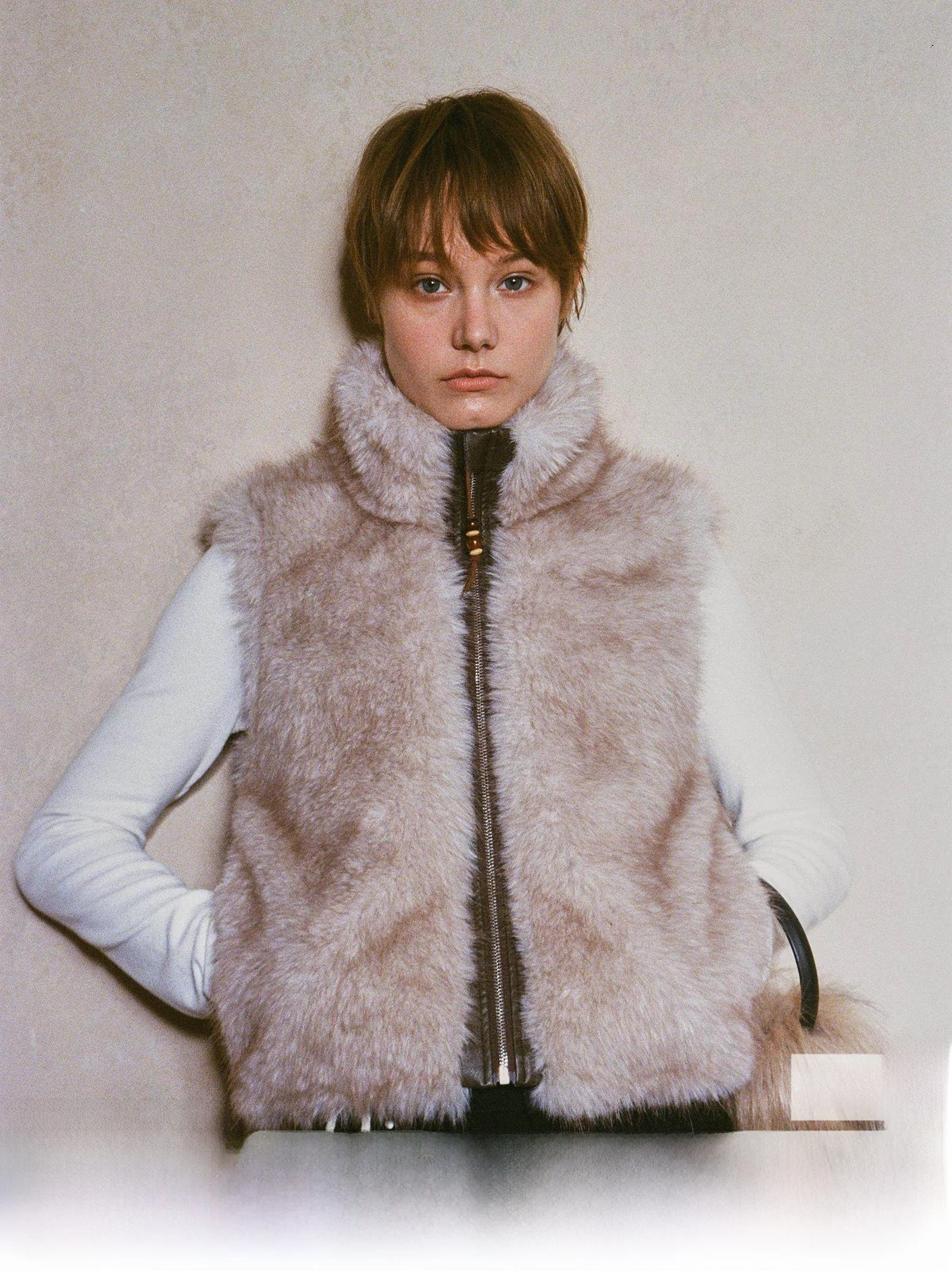 

Экологичный меховой жилет для женщин: стильный, теплый, с уникальным дизайном наплечников, для повседневной носки, на молнии, утепленный.