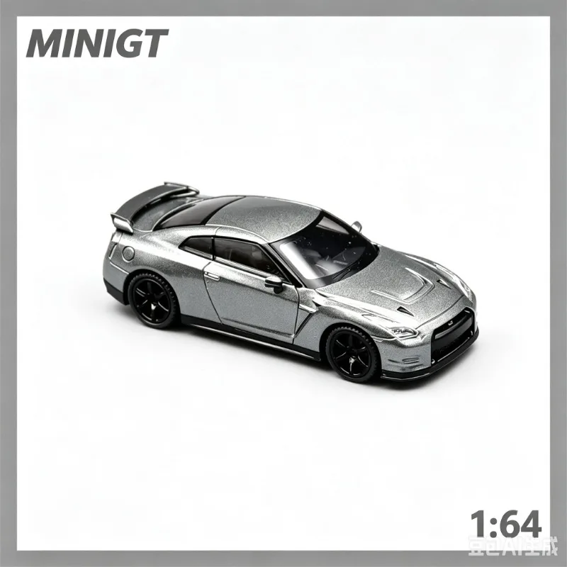 MINIGT 1:64 Nissan GTR R35 NISMO CRS Die Casting Alloy Simulation Car Model Male Gift Desktop Ornament.