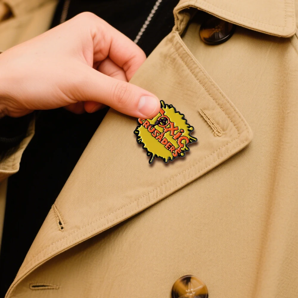 Klassische animierte Brosche mit dem Logo der Toxic Crusaders, kreatives, kreisförmiges Abzeichen mit Explosionsmotiv, Anime-Accessoire, Emaille-Anstecknadel, Taschen-Dekoration, Geschenk. – Detail 7