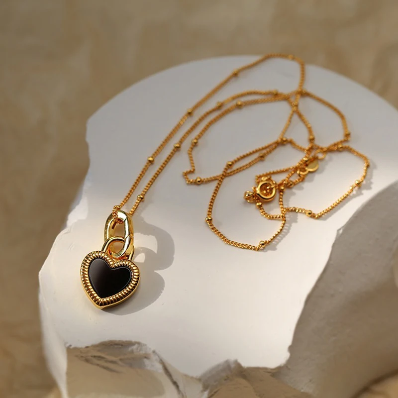 Stainless Steel Heart Black White Pendant Necklace for Women Shell Acrylic Korea Exquisite Fashion Double Side Jewelry gift