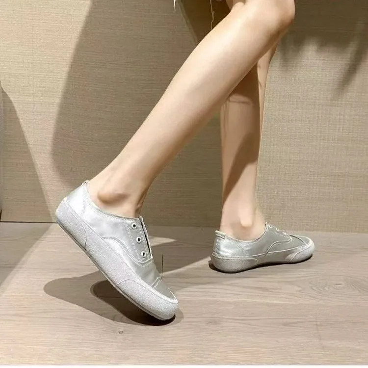 

Белые слипоны для женщин, атласные, нишевый дизайн, премиум-класс, новинка весны 2026, повседневные спортивные туфли на плоской подошве