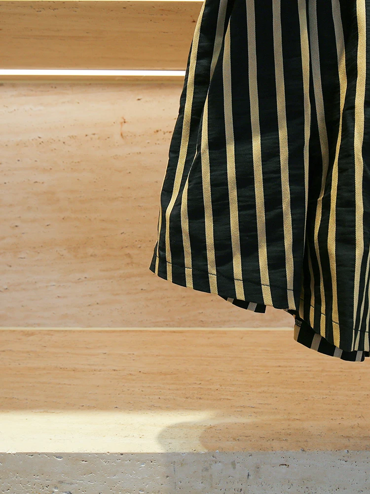 Conjunto de ceco y plones cortos con cuello en V y rayas vertics de verano de gama alta, conjunto de moda para muje...