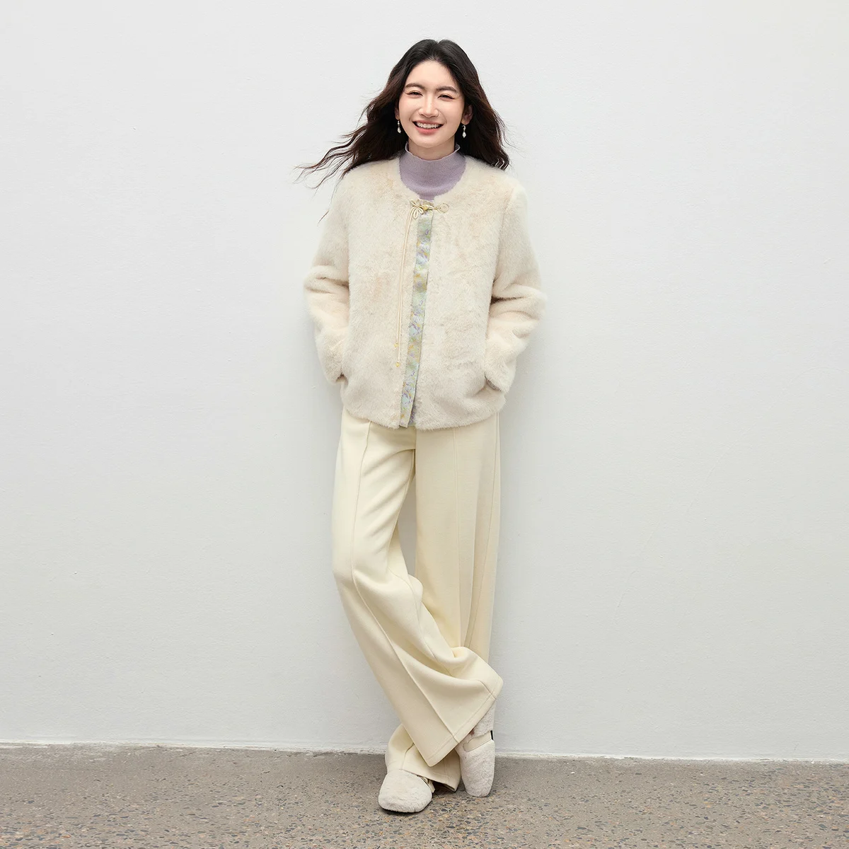 เสื้อโค้ทขนเฟอร์เทียมสำหรับผู้หญิง SENTUBILA รุ่นปี 2025 กระดุมแบบจีน ตัดเย็บด้วยผ้าแจ็คการ์ดตัดสี  กระดุมแบบติดเสื้อ  เสื้อโค้ทขนนุ่มสำหรับฤดูหนาว เสื้อผ้าผู้หญิง รุ่น 154WP4057