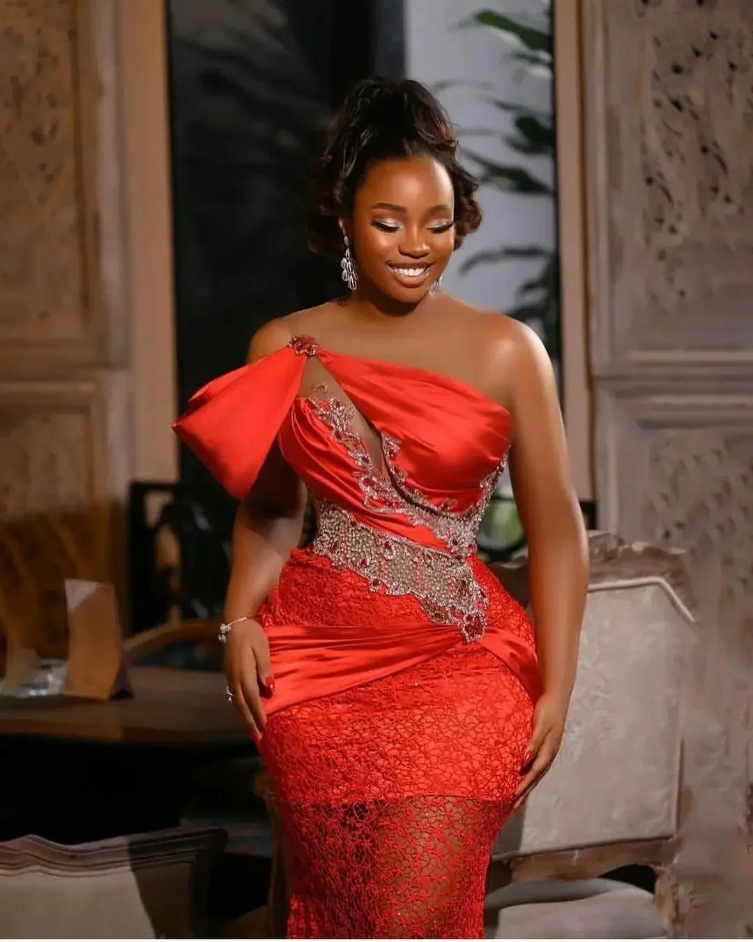 Exquisite Women Formal Party Dresses African Beaded Lace Prom Dresses Sheer Neck Cut-out Beaded Wedding Reception Dress