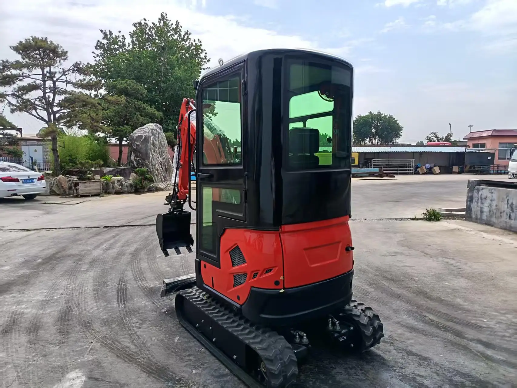 China 2 ton 1.8 Mini Excavator Free Shipping Customized Multi-function Kubota Engine Digger Small Crawler Farm Excavators Home