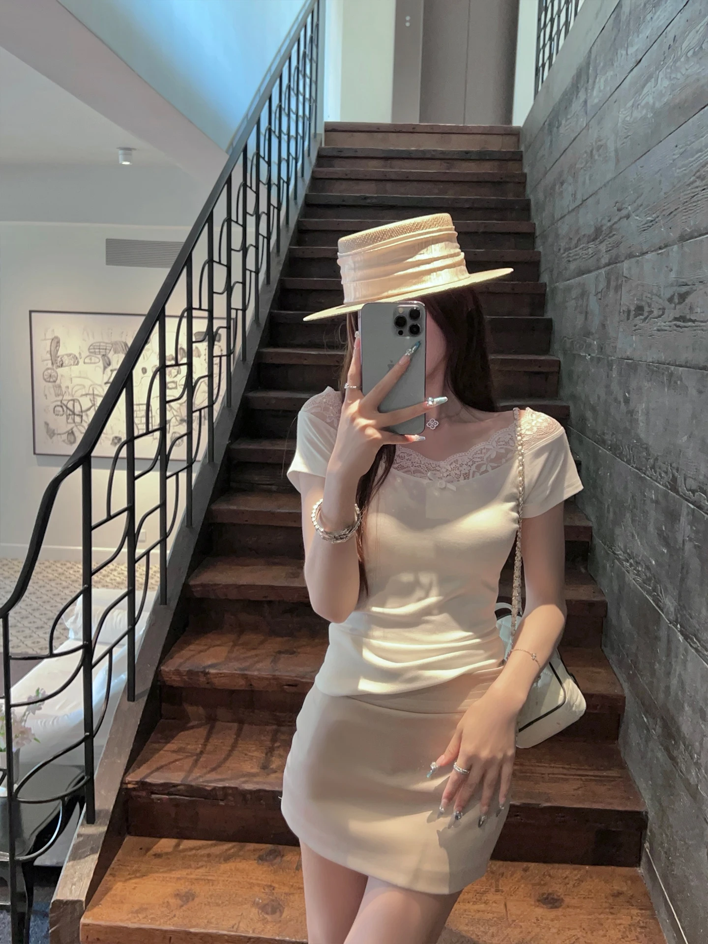 

Летняя женская футболка FairyJiang с кружевной отделкой, на одно плечо, белая, приталенная, с коротким рукавом, сексуальная, шикарная, с V-образным вырезом, в корейском стиле