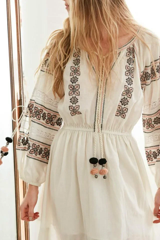 Abiti lunghi in pizzo a maniche lunghe a lanterna Abito da donna Abito autunnale vintage in rayon di cotone bianco con ricamo floreale Boho Tunica o collo