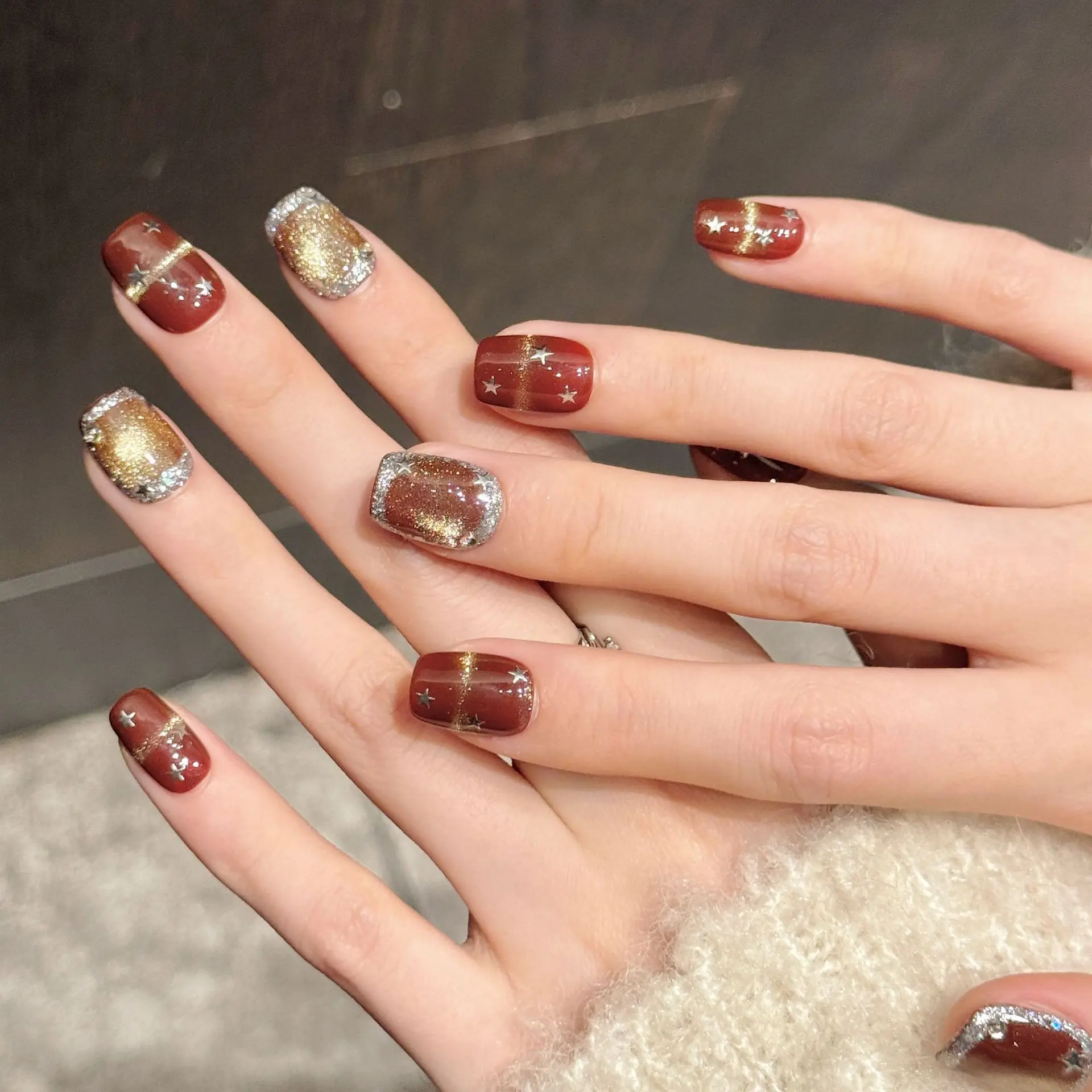 10 STKS Handgemaakte Druk Op Nagels Rood Goud Glitter Ster Ontwerp Volledige Dekking Nep Nagels Nieuwjaar Nail Art Met 4-DUK Gereedschap Lijm