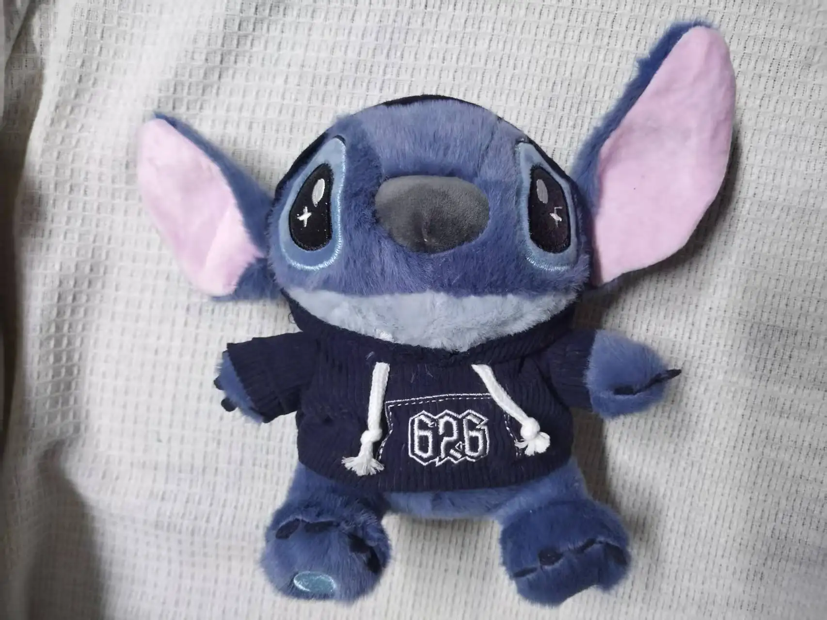 @ Stitch Boneca de pelúcia Brinquedo de pelúcia Bonito Personagem de desenho animado usando calças com capuz Perfeito para presentes de namorada Decoração de feriados de aniversário