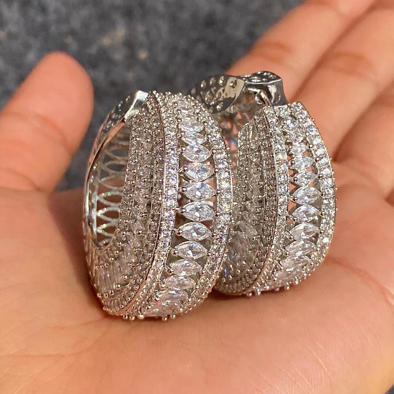 Huitan Brillante Creolen für Damen, schillernder, trendiger Verlobungsschmuck mit CZ, zartes, schickes, stilvolles Piercing-Zubehör