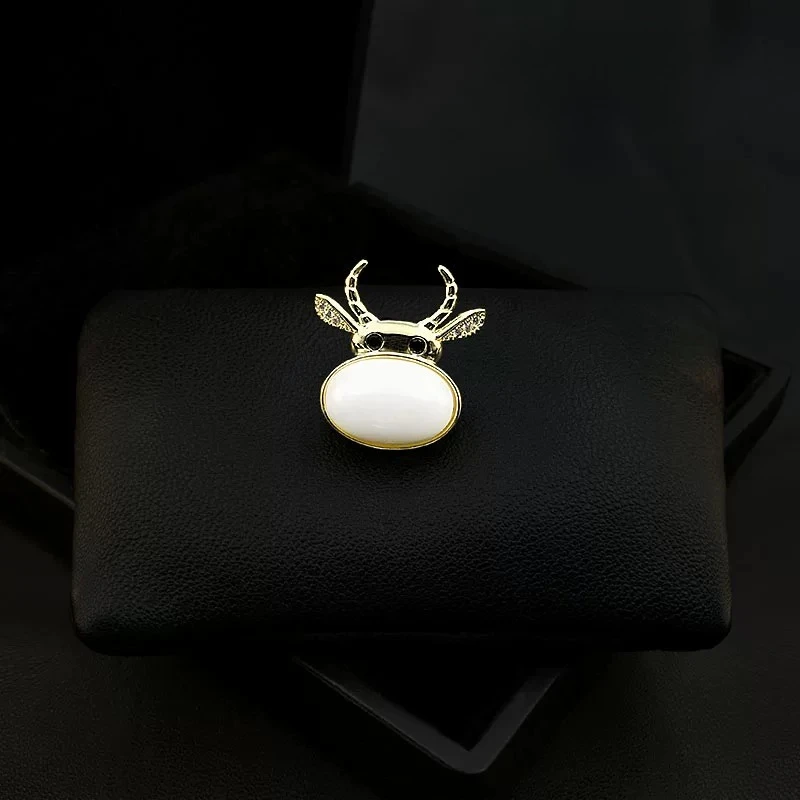 Magnetic Cow Rhinestone Brooch for Women Men Seamless Collar Lapel Pin Suit Clothing Decor Elegant All-Match Gift Jewelry 3587