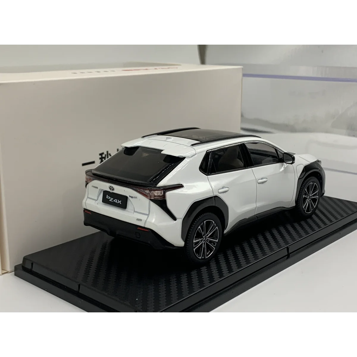 Diecast 1:30 Scale GAC Toyota BZ4X Two-color Alloy Car Model
