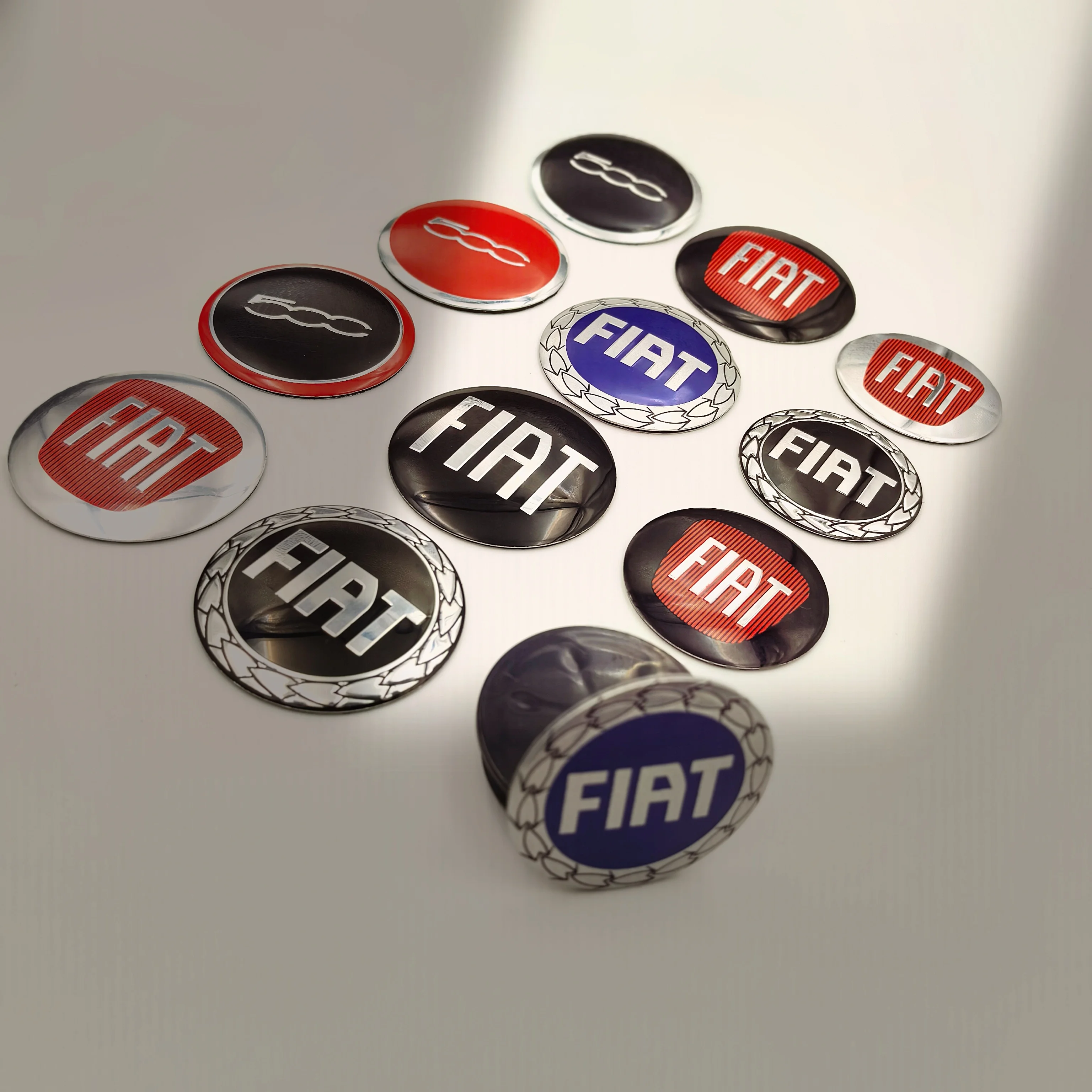 4 Stück 3D FIAT Logo Auto Emblem Radnabenkappen 50 mm 56 mm Durchmesser staubdichte Abzeichenabdeckungen Aufkleber Styling Zubehör
