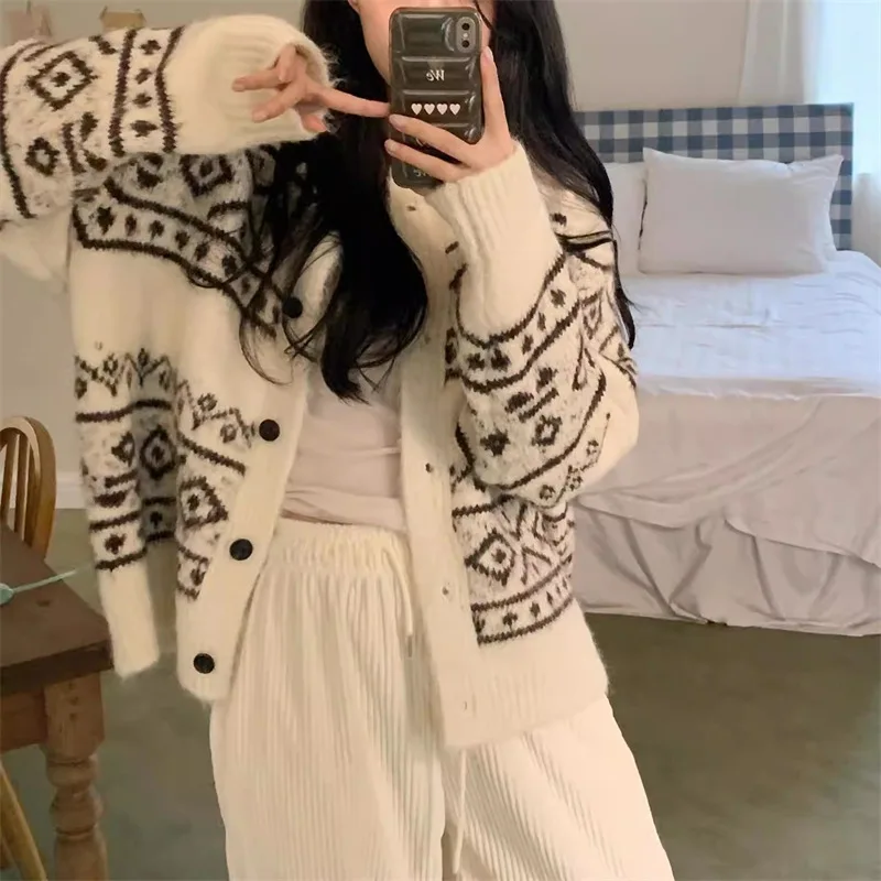 Nuovo design versatile giacca girocollo retrò jacquard maglione di colore a contrasto maglione lavorato a maglia sciolto cardigan lavorato a maglia da donna