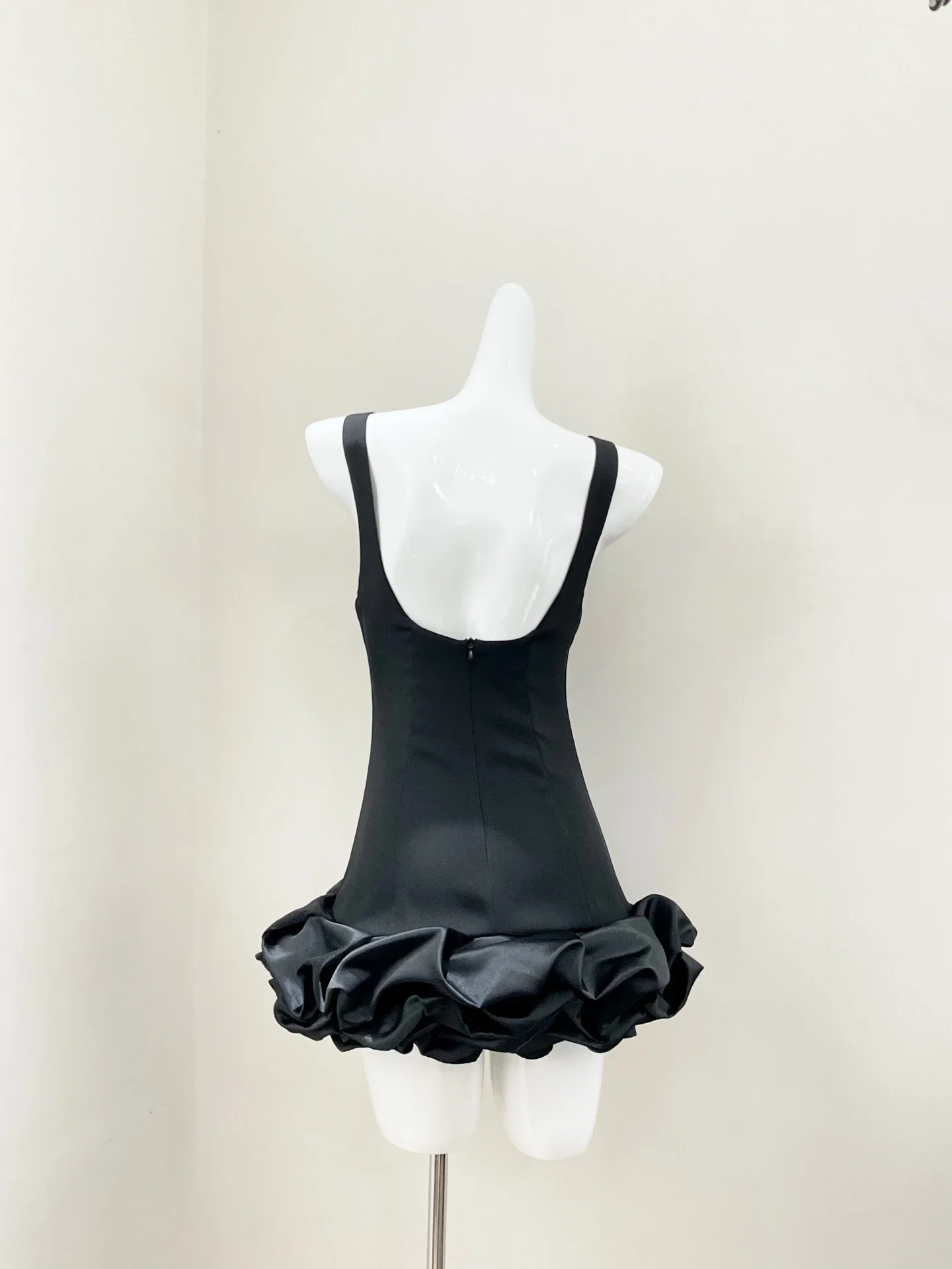 เดรสเวสต์ผ้าซาตินสำหรับผู้หญิง แต่งผ้าปะติด ชายกระโปรงจีบ คอกลม แขนกุด ทรงเข้ารูป สไตล์หวานๆ แบบมินิ