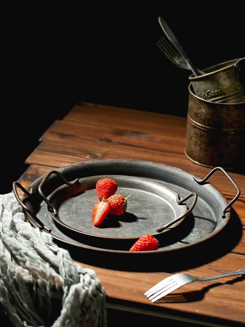 

Aged round Iron Art Handheld Storage Tray Bread Plate Serving Tray Photoaphy Props Home Display Ornament Decor