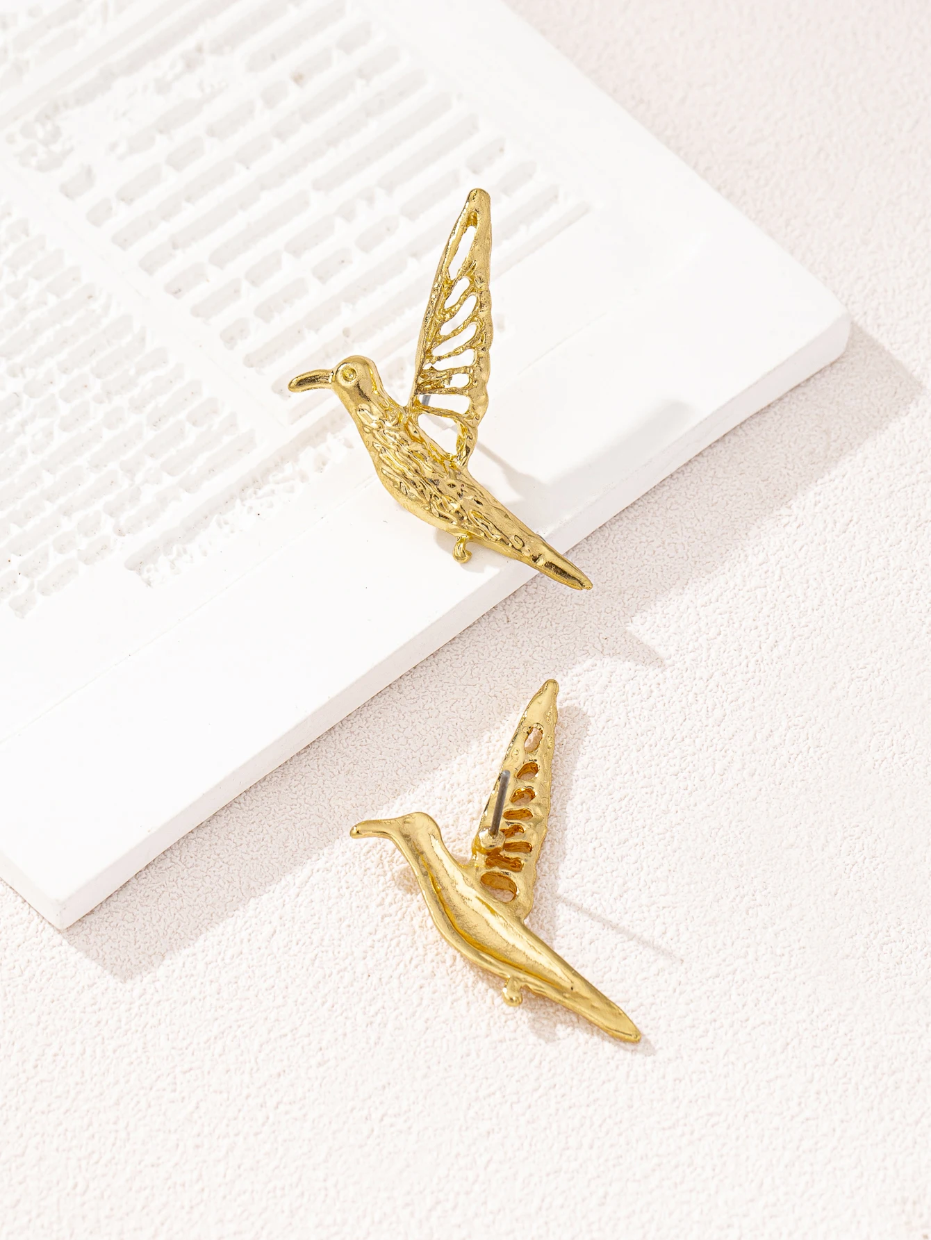 1 Pair of Simple Elegant and Versatile Retro Fashion Pigeon Earrings