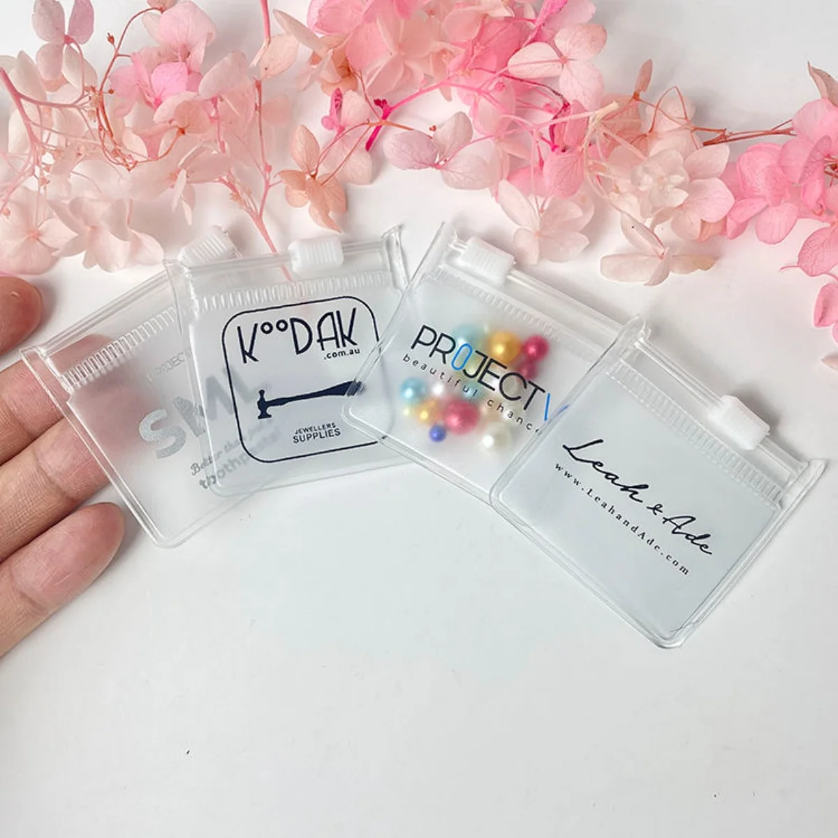 

50/100 шт., роскошные брендовые серьги с принтом на заказ, ожерелье, прозрачный матовый маленький мешочек на молнии, пластиковая сумка для упаковки ювелирных изделий из ПВХ