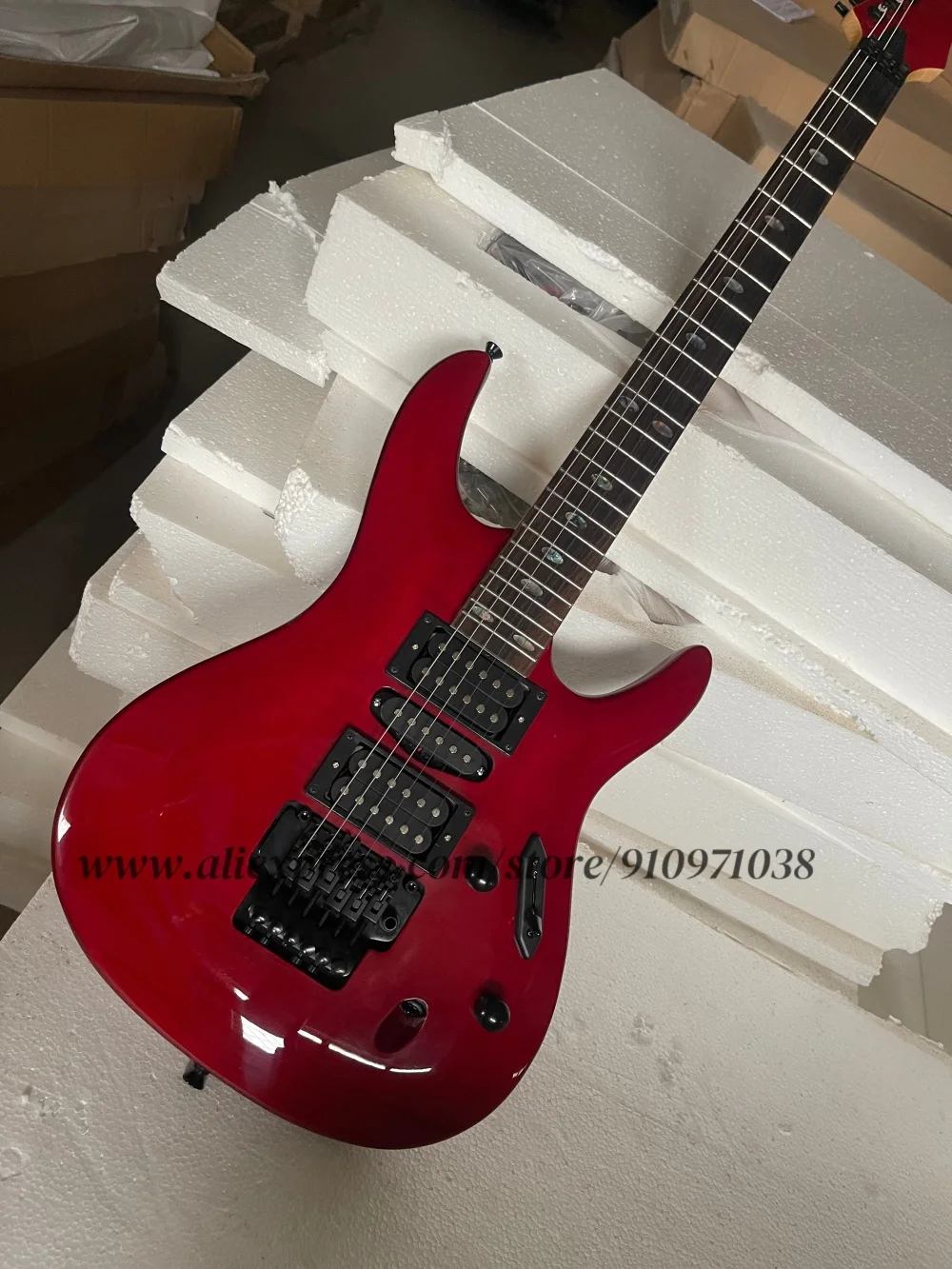

Ultra-thin red guitar, tremolo bridge, flamed maple top, solid wood body with maple neck, black tuner, HSH pickup